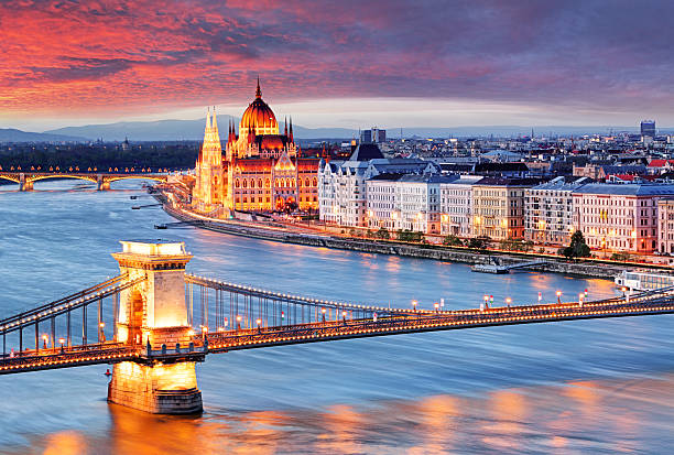 будапешт, венгрия  - budapest chain bridge night hungary стоковые фото и изображения