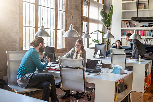 junge kreative business-menschen arbeiten im büro - kleines büro stock-fotos und bilder