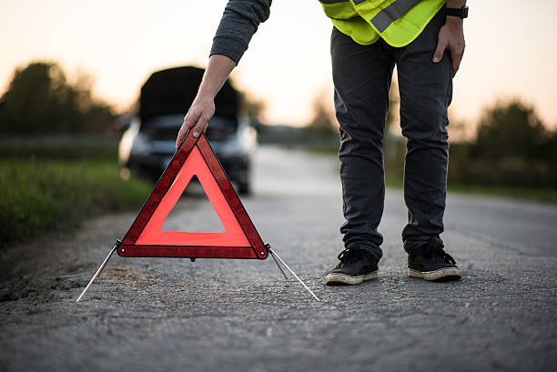 o nie, mój samochód się zepsuł! - warning triangle triangle car warning sign zdjęcia i obrazy z banku zdjęć