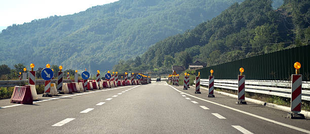 고속도로별 광보호 울타리, 교통 표지판 - crash barrier 이미지 뉴스 사진 이미지