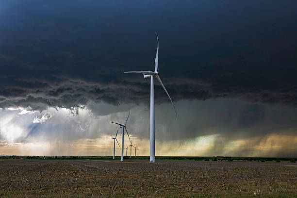 un orage violent passe au-dessus des éoliennes - oklahoma agriculture landscape nature photos et images de collection