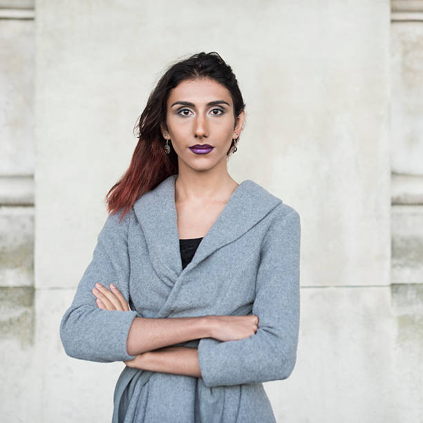 portrait d’une femme transgenre face à une caméra, les bras croisés - trans photos et images de collection