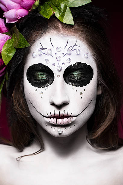 mulher maquiada de halloween, máscara mexicana de santa muerte. - applying make up - fotografias e filmes do acervo