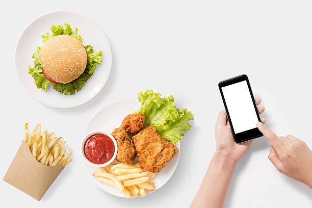 mockup mit smartphone mit burger, pommes frites, gebratenes huhn set. - sandwich plate food french fries stock-fotos und bilder