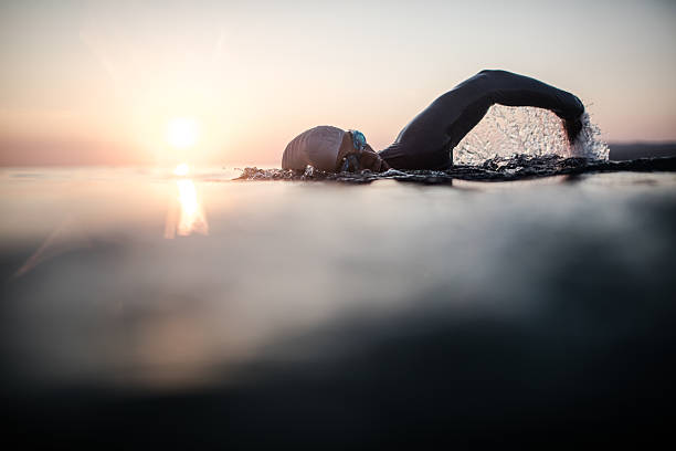 nuotatore in azione - adult muscular build athlete beautiful foto e immagini stock