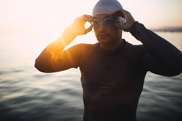 подготовка к погружению в - body care power swimming goggles swimming стоковые фото и изображения