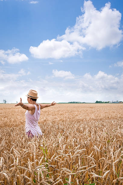 istock Women comprise between his arms with joy ripe wheat chain 610553048