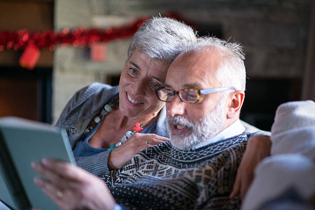 coppia anziana leggendo un libro insieme - italian culture women looking at camera cheerful foto e immagini stock