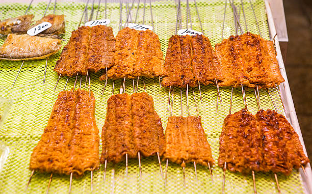 японский стиль жареного лосося для продажи в киото нисики рыбный рынок в японии - forsale стоковые фото и изображения