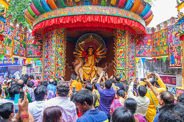 intérieur de durga puja pandal décoré, kolkata, bengale occidental, inde. - goddess indian culture statue god photos et images de collection