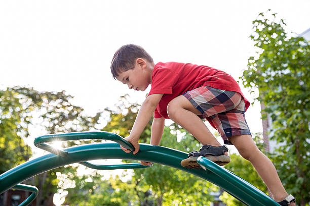 Arrampicata al parco giochi - foto stock