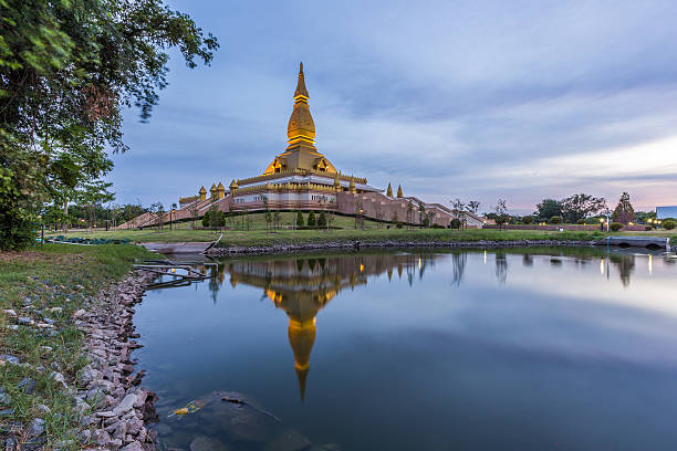 日没時のロイ・エド・タイのマハ・モンコル・ブア・パゴダ - justin bua ストックフォトと画像