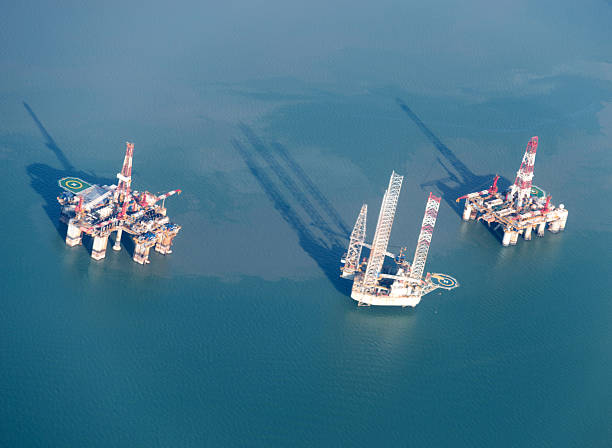 plataforma petrolífera - crane oil well derrick crane floating oil production platform imagens e fotografias de stock