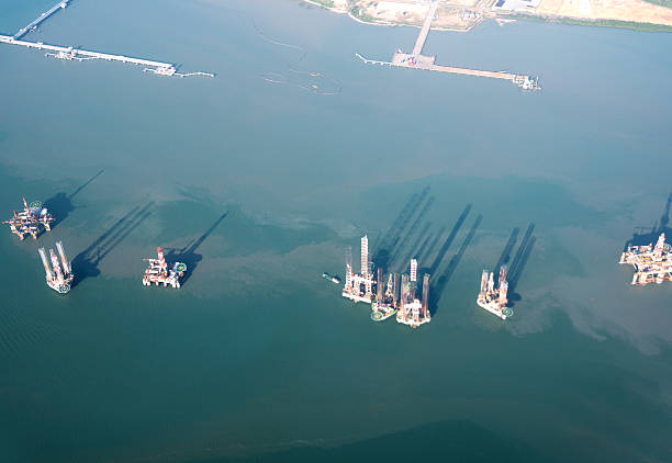 plataforma petrolífera - crane oil well derrick crane floating oil production platform imagens e fotografias de stock