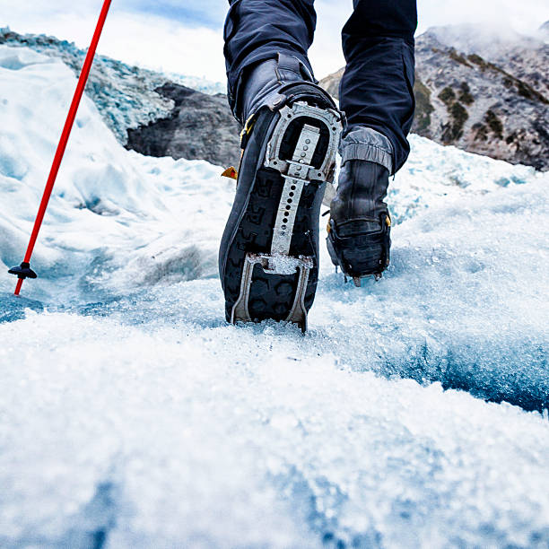 gletscherwanderung auf dem franz-josef-gletscher in neuseeland - new zealand ice climbing snow climbing stock-fotos und bilder