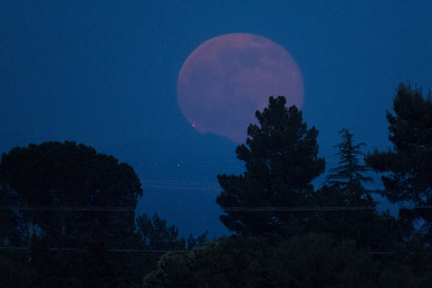 strawberry moon rising - full moon audio photos et images de collection