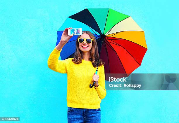 Frau Mit Bunten Regenschirm Nimmt Herbstselbstporträt Auf Dem Smartphone Stockfoto und mehr Bilder von Bewegungsaktivität