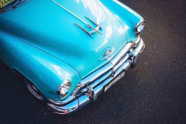 magnifique american voiture sur la rue de la havane, cuba - chevrolet havana cuba 1950s style photos et images de collection