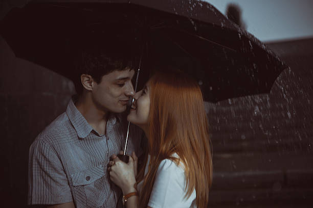 istock kiss in the moonlight. Raster 610571814