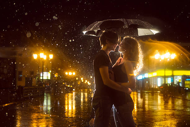 istock kiss in the moonlight. Raster 610572422