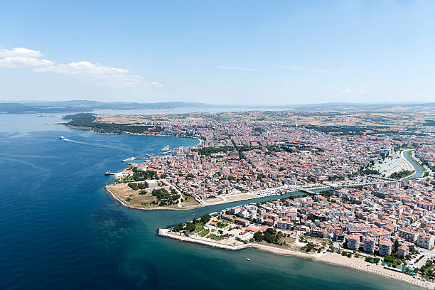 vista aérea da cidade de canakkale, turquia - çanakkale city - fotografias e filmes do acervo