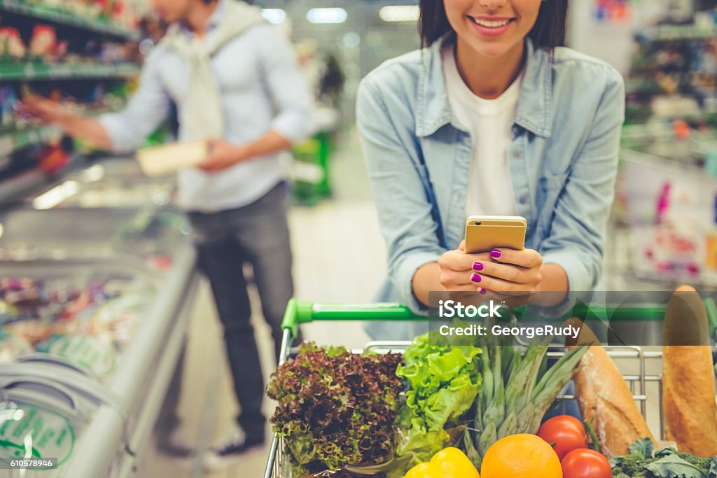 Pareja en el supermercado - Foto de stock de Supermercado libre de derechos