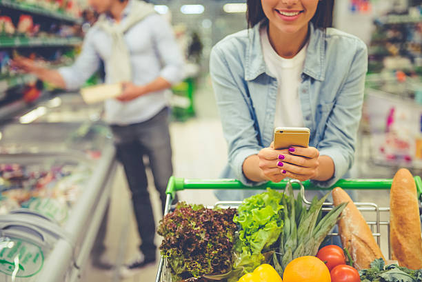 coppia nel supermercato - supermarket groceries shopping healthy lifestyle foto e immagini stock