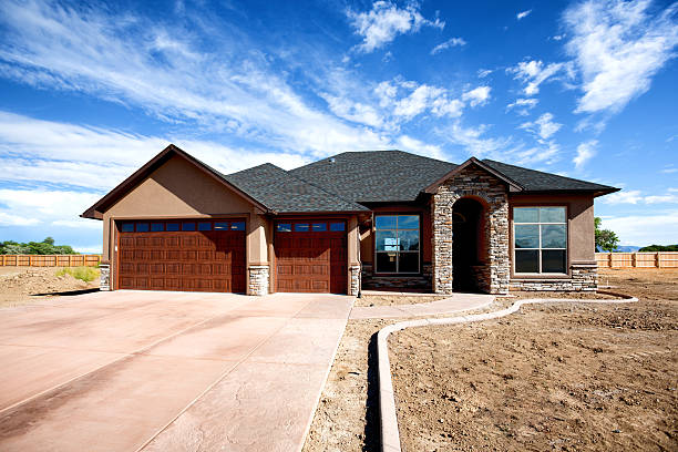 nuovissimo stucco in stile ranch e casa rock - stucco house residential structure selling foto e immagini stock