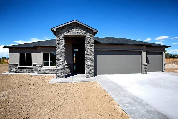 nuovissimo stucco in stile ranch e casa rock - stucco house residential structure selling foto e immagini stock