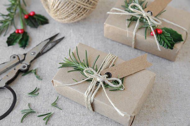 cajas de regalo de navidad de artesanía ecológica - wrapped package string box fotografías e imágenes de stock