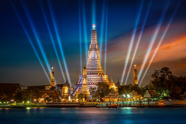 wat arun - der tempel der morgenröte in bangkok, thaialand - arun stock-fotos und bilder