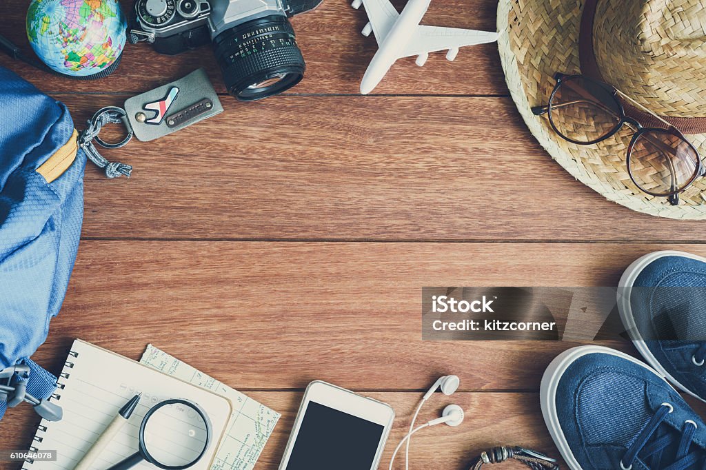 Overhead-Ansicht von Zubehör und Gegenständen des Reisenden - Lizenzfrei Reise Stock-Foto