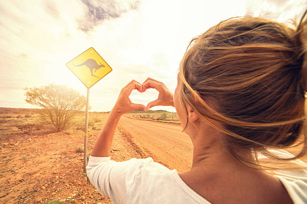 une jeune femme voyageant aime l’australie - emu australia northern territory outback photos et images de collection