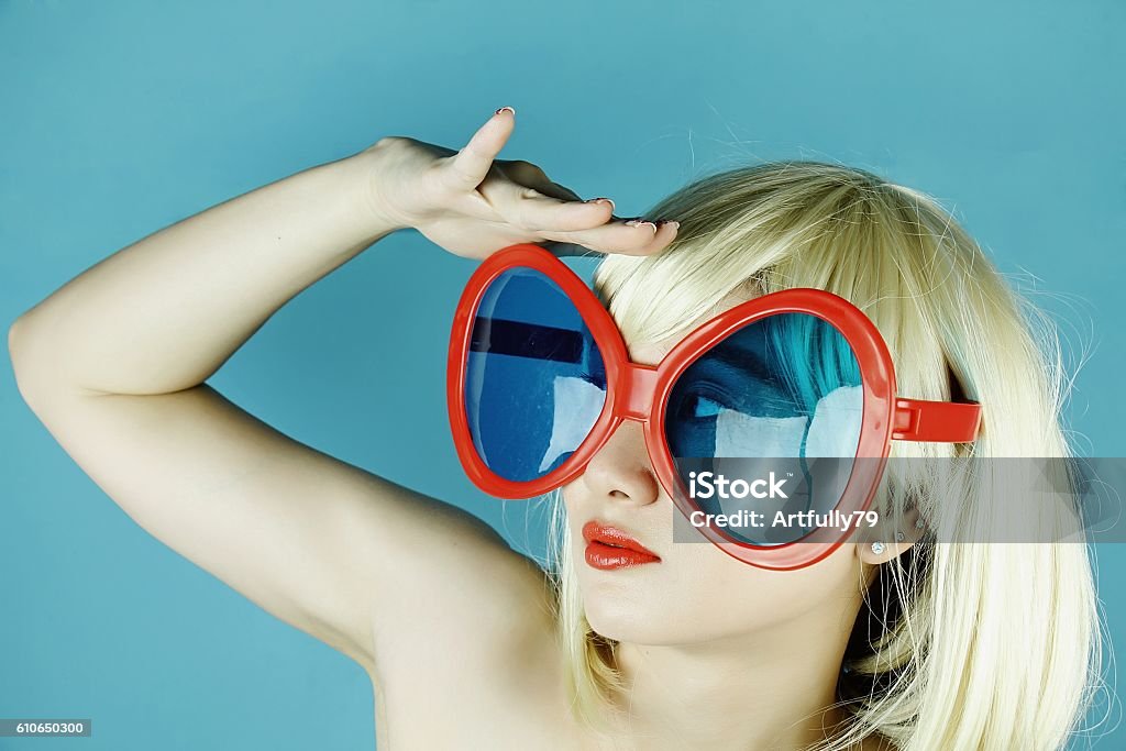 Ragazza Giocosa Con Occhiali Divertenti Tempo Di Festa Non Vedo Lora -  Fotografie stock e altre immagini di Adulto - iStock