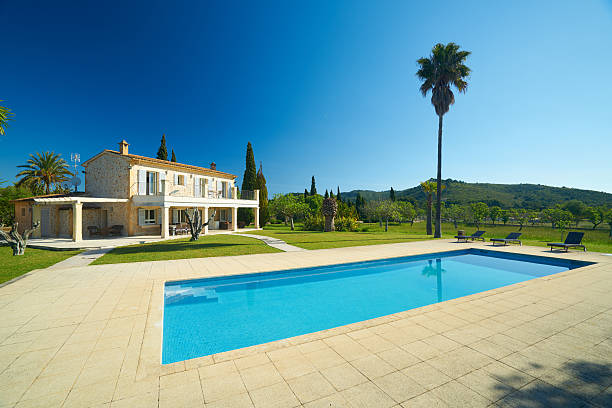 piscina in giardino coltivato e casa privata finca - swimming pool luxury mansion holiday villa foto e immagini stock
