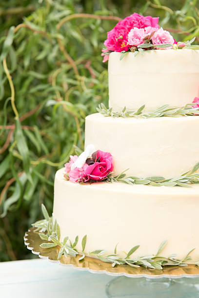 istock Beautiful wedding cake with flowers, outdoors. Three levels 610657240