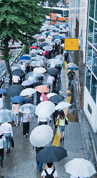 tóquio chuvoso trabalhadores de manhã - umbrella parasol rain rush hour imagens e fotografias de stock