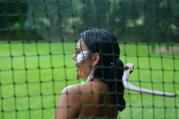 yirrganydji mulher aborígene jogar bumerangue - australia boomerang aboriginal aborigine - fotografias e filmes do acervo
