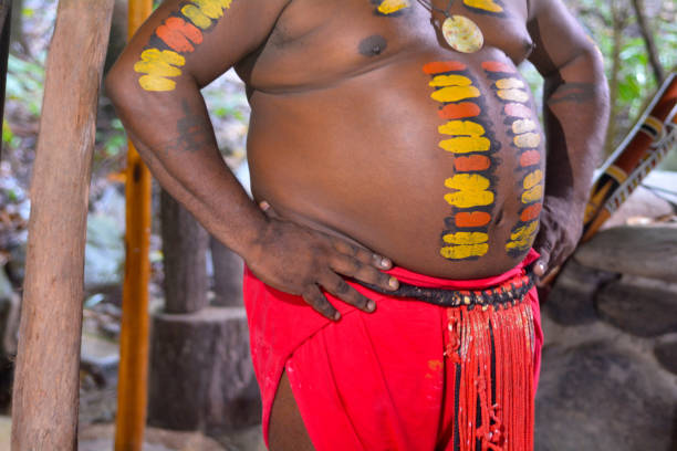 details von native australian mann mit körpermalerei - australia boomerang aboriginal aborigine stock-fotos und bilder