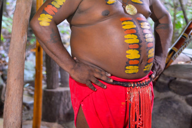 detalhes do homem nativo australiano com pintura corporal - australia boomerang aboriginal aborigine - fotografias e filmes do acervo