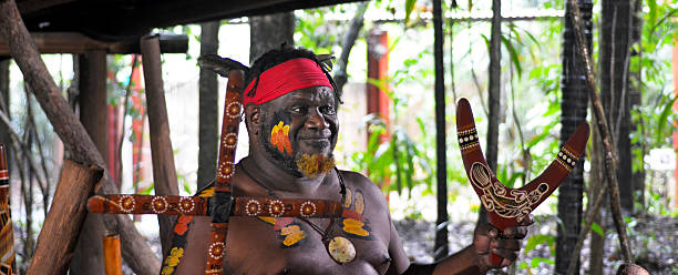 yirrganydji aborigine-krieger erklären über die verschiedenen arten - australia boomerang aboriginal aborigine stock-fotos und bilder