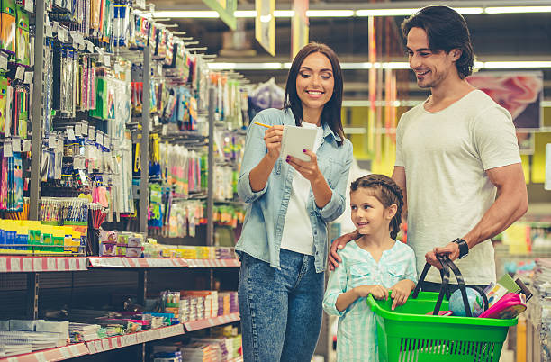 famiglia al supermercato - stationary foto e immagini stock