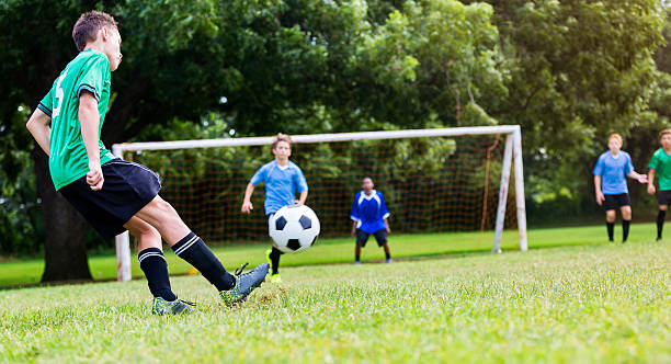 piłka nożna gracz rzuty piłką - match sport sport outdoors teenagers only zdjęcia i obrazy z banku zdjęć