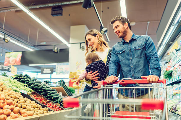 rodziny w zakupy - supermarket groceries shopping healthy lifestyle zdjęcia i obrazy z banku zdjęć