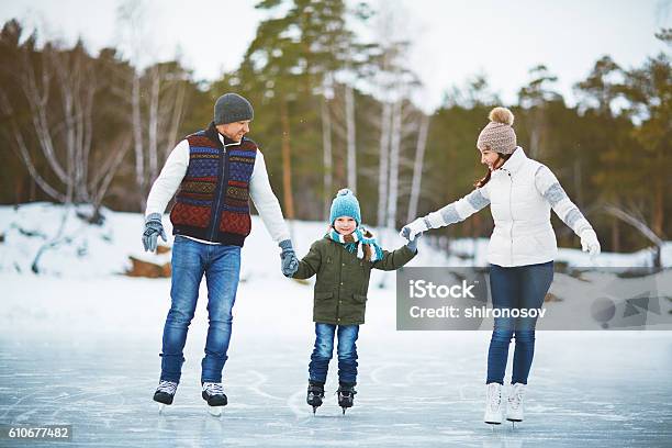 Famiglia Su Pista Di Pattinaggio - Fotografie stock e altre immagini di Pattinaggio sul ghiaccio - Pattinaggio sul ghiaccio, Famiglia, Ambientazione esterna