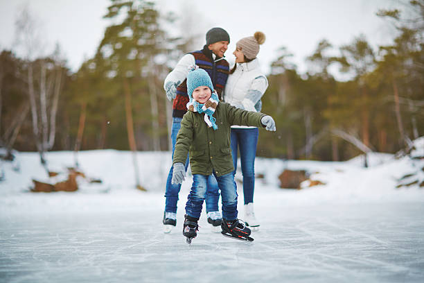 aktive jungen - eislaufen stock-fotos und bilder