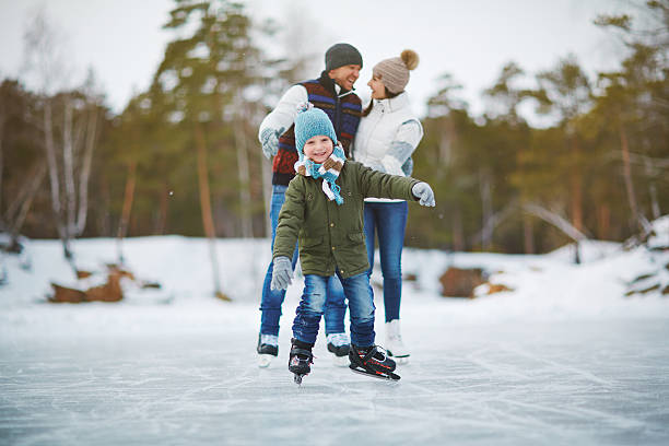 niño activo - ice skating fotografías e imágenes de stock