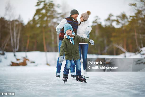 Photo libre de droit de Garçon Active banque d'images et plus d'images libres de droit de Famille - Famille, Hiver, Patinage sur glace