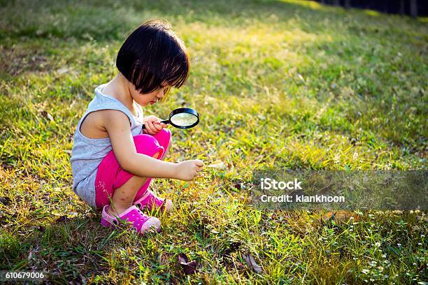 Photo libre de droit de Petite Fille Chinoise Asiatique Explorant Avec Une Loupe banque d'images et plus d'images libres de droit de Enfant