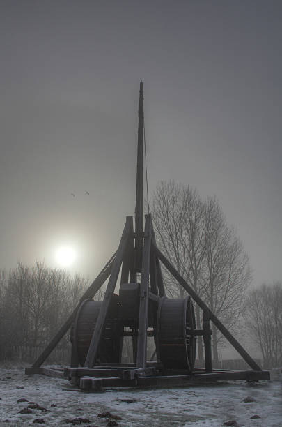 medieval village - trebuchet - slingshot weapon medieval siege imagens e fotografias de stock